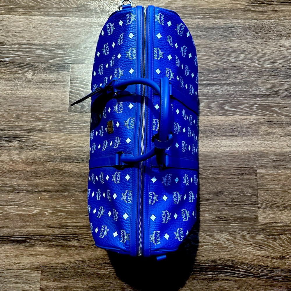 McM duffle bag in blue and white